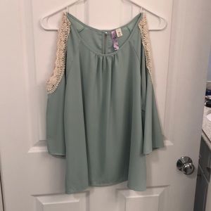 Medium shoulder less top